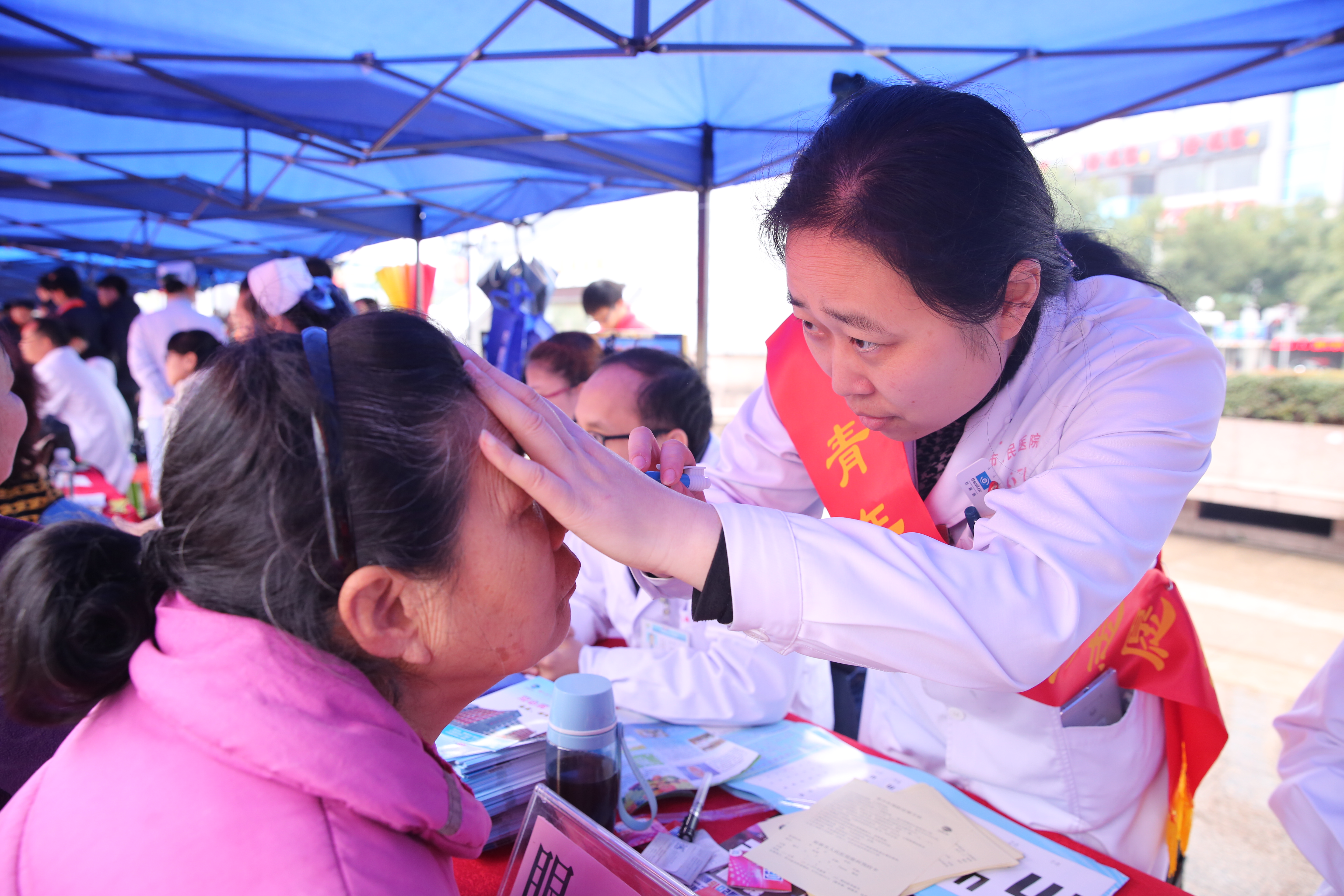 我院开展学雷锋义诊服务