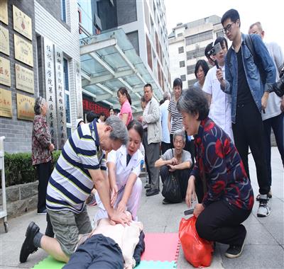 我院医护人员现场教学急救知识与市民共同欢庆“5.12”国际护士节