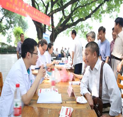 我院开展胸痛中心和卒中中心专家义诊活动