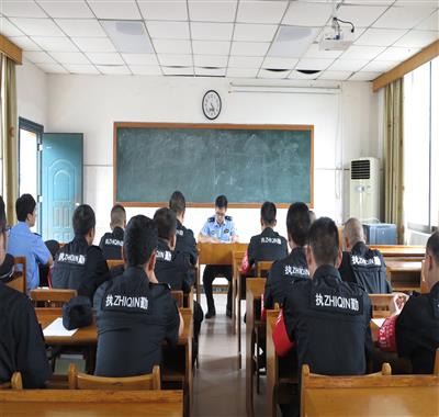 阳桥派出所警官对我院保安队伍开展技能培训