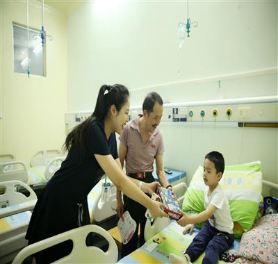 我院青年志愿者开展“六·一”慰问患儿活动