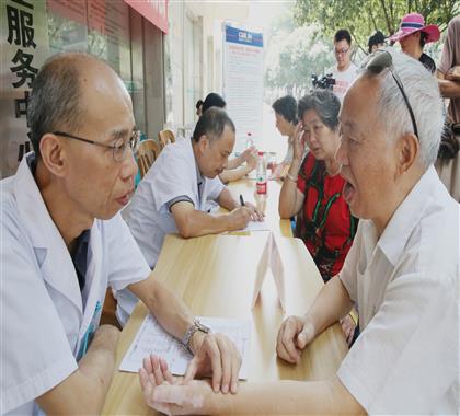 我院中医专家走进社区开展义诊活动