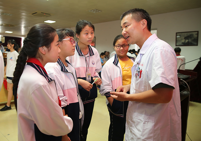 桂林市人民医院眼科专家开展“爱眼日”活动 聚焦青少年近视