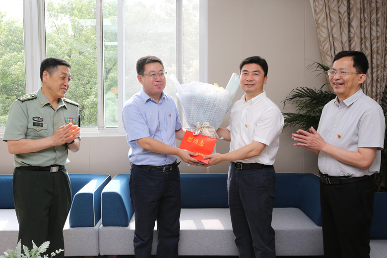 市领导到桂林市人民医院慰问优秀共产党员孙江滨