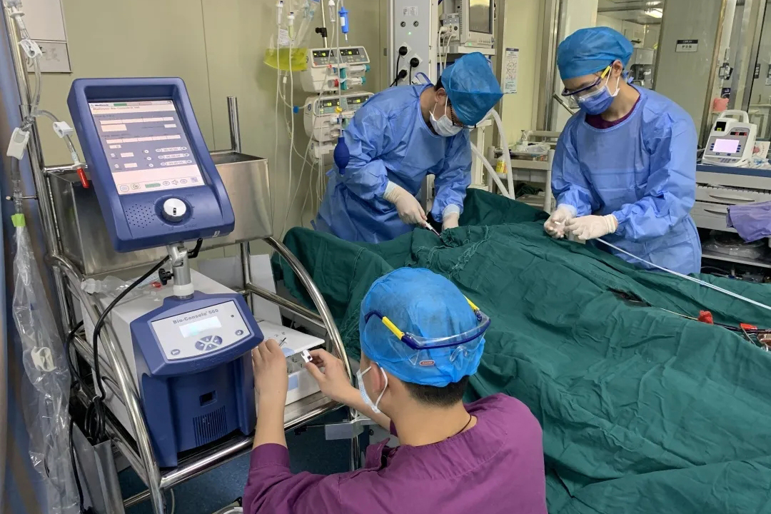直击ECMO上机过程，桂林人医团队20分钟为患者接上 “生命之肺”