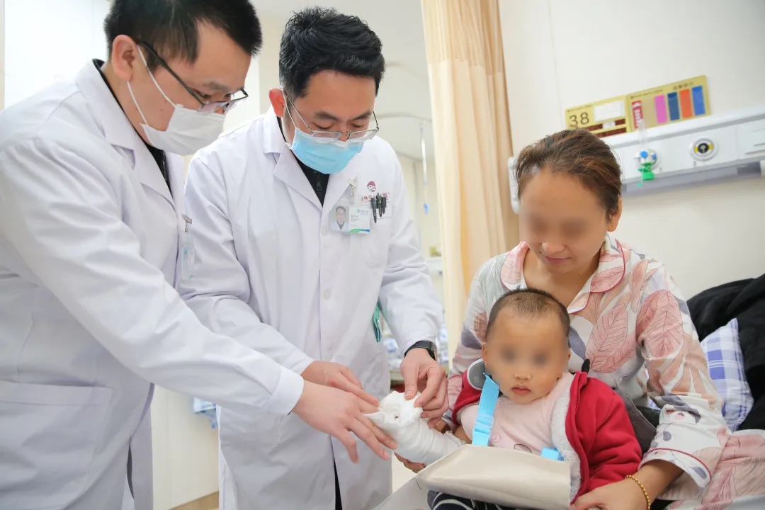 桂林一幼儿玩耍时惨遭断指 父母看护千万别大意