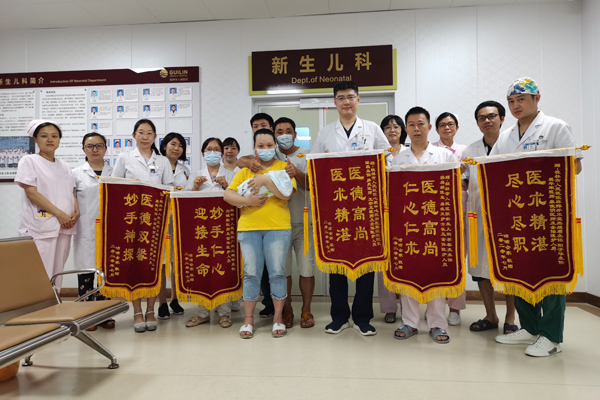 27周早产、超低体重、救治创下多个第一的桂林小妞康复出院了！