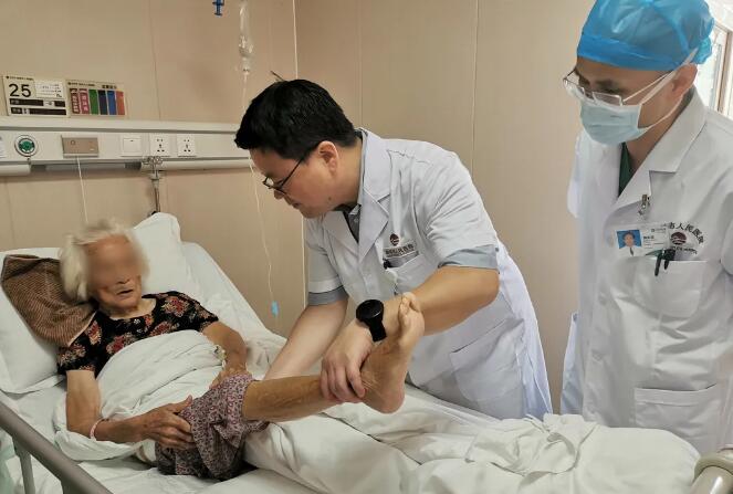 百岁老人髋关节骨折后数天即可活动，只因家属做了这个选择……