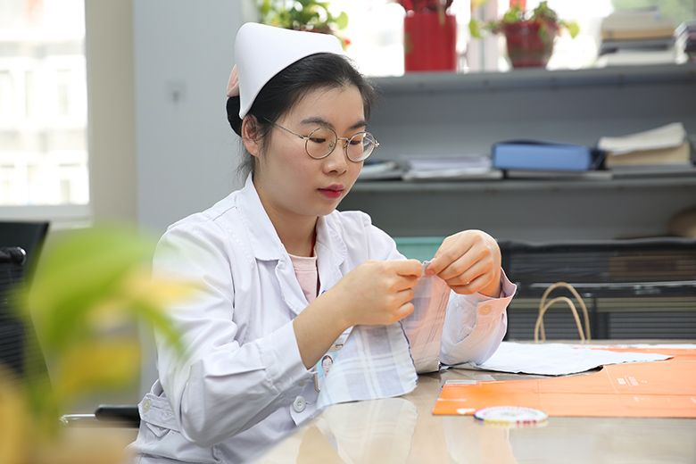 【新华社点赞】这个护士缝的22条围脖，让这个冬天都温暖了