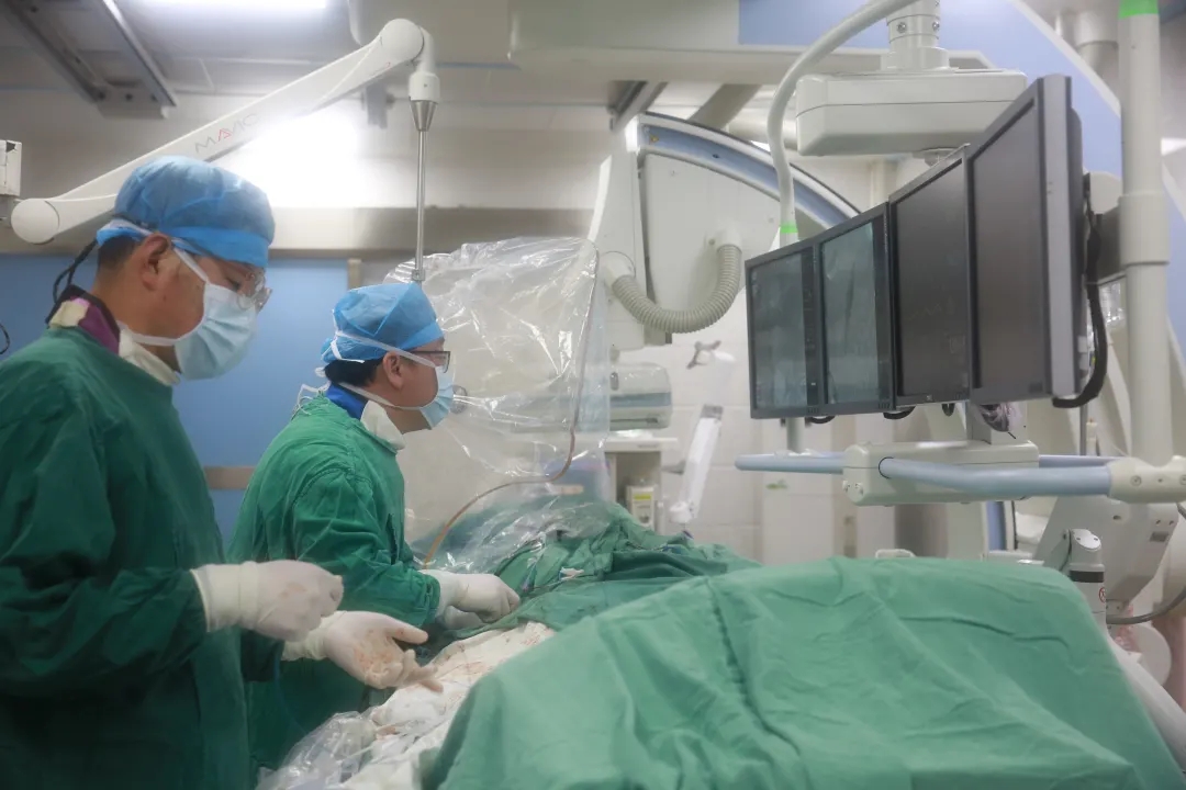 这支血管外科团队“拆弹”，为何造影剂使用不到常规一半？