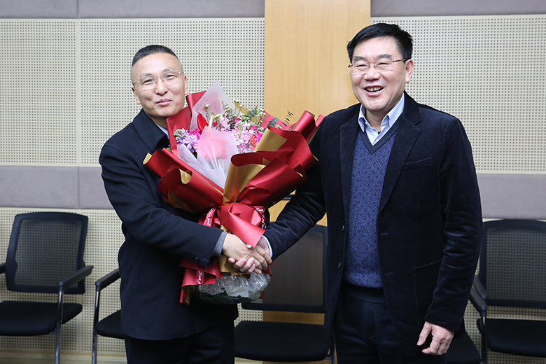 市委常委、政法委书记周卉慰问市人民医院院长王昌明教授