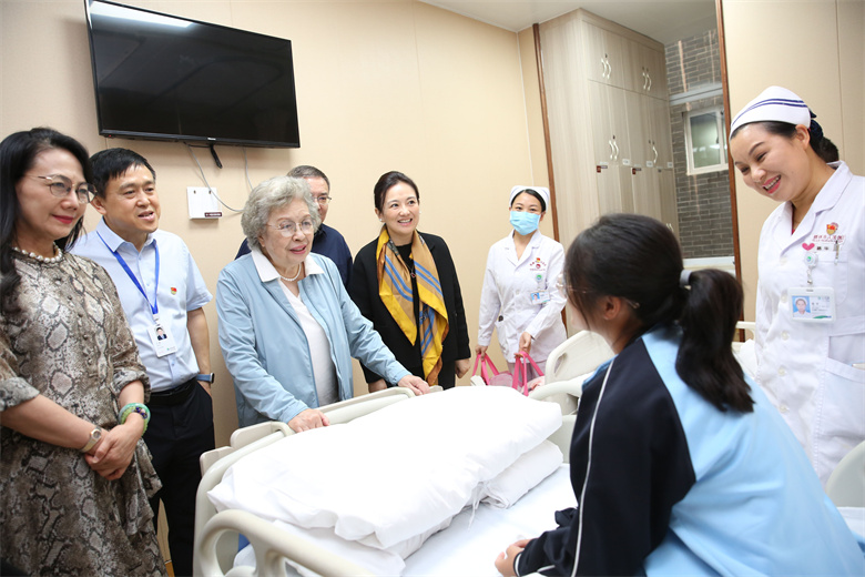 北京爱尔公益基金会陶斯亮女士一行到桂林市人民医院慰问公益救助患儿