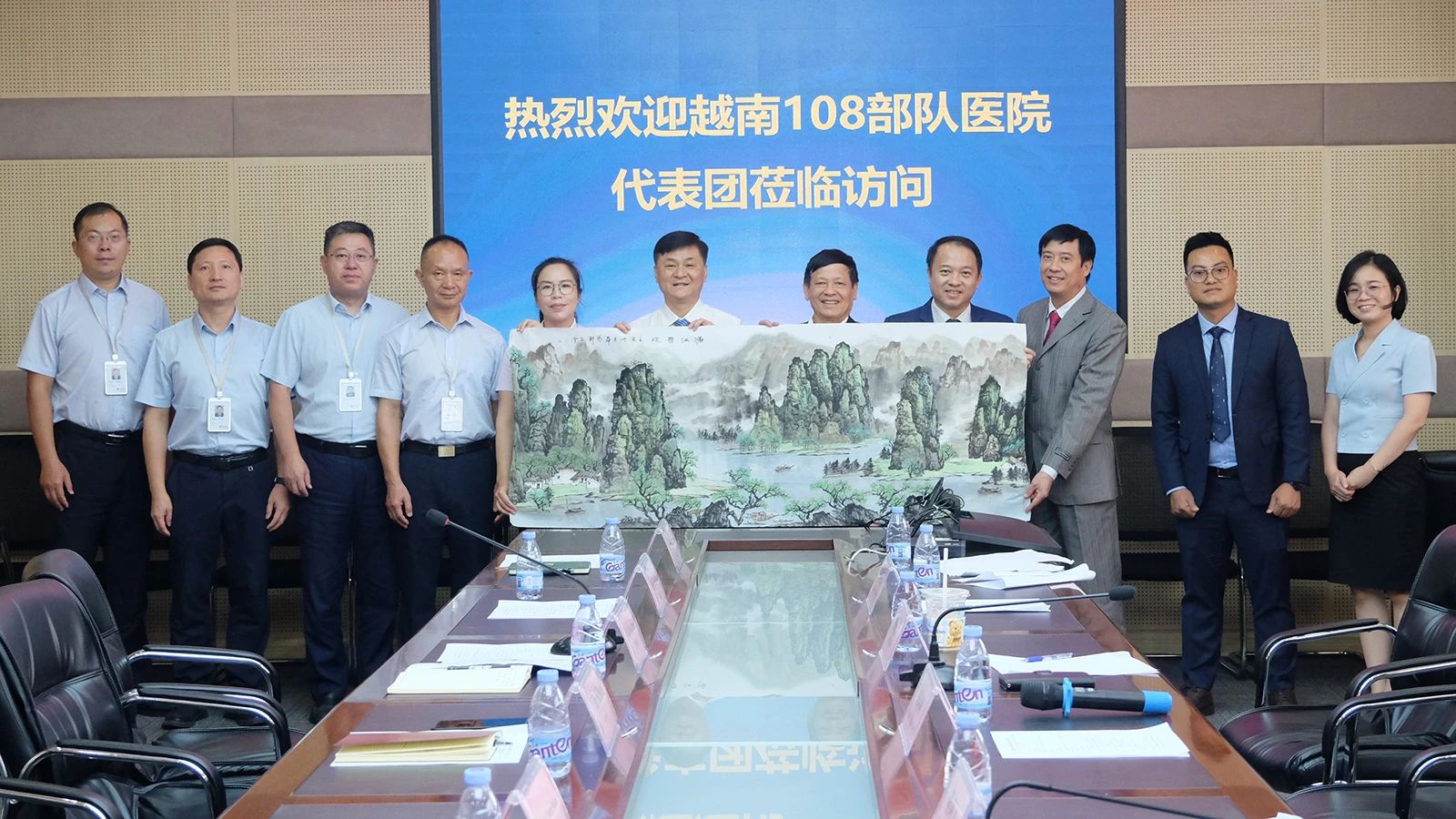 越南108部队医院代表团到桂林市人民医院参观访问