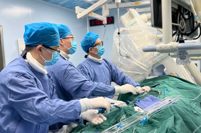 可回收的心脏起搏器，桂林市人民医院完成首例植入