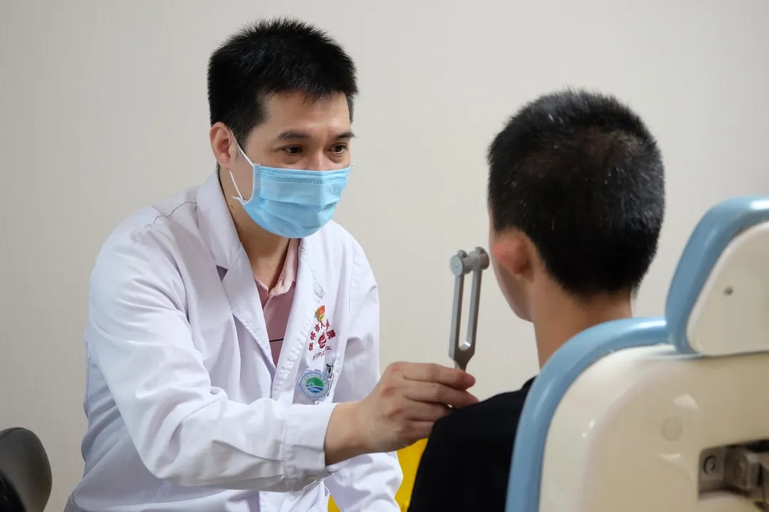 桂林市人民医院携手公益基金 聋哑儿童有望回到有声世界