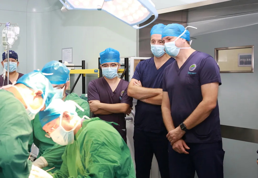 德国柏林急救工伤医院Braun和Ackerl教授到桂林市人民医院做学术交流