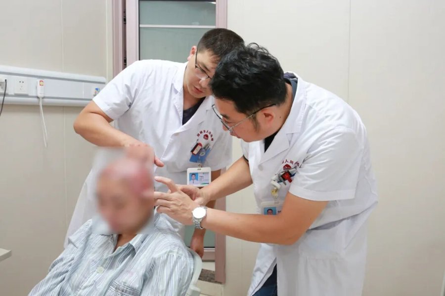 揪心！女子头发卷入机器绞脱整张头皮，桂林医生如何打赢“头部修复战”？