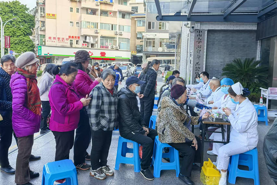 心脏中心党支部开展“11.20心梗救治日”大型义诊活动