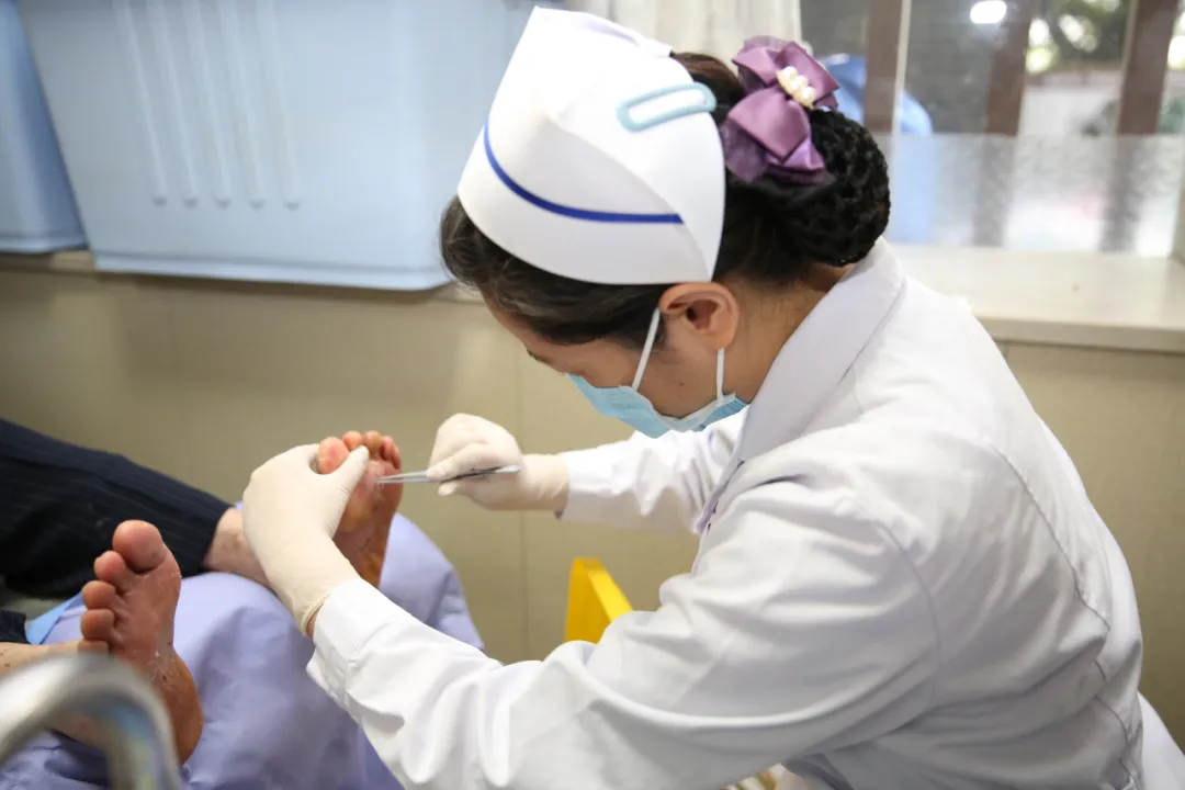 雷锋精神薪火传|上门换药170余次，内分泌科“跑团”跑出暖心医患情