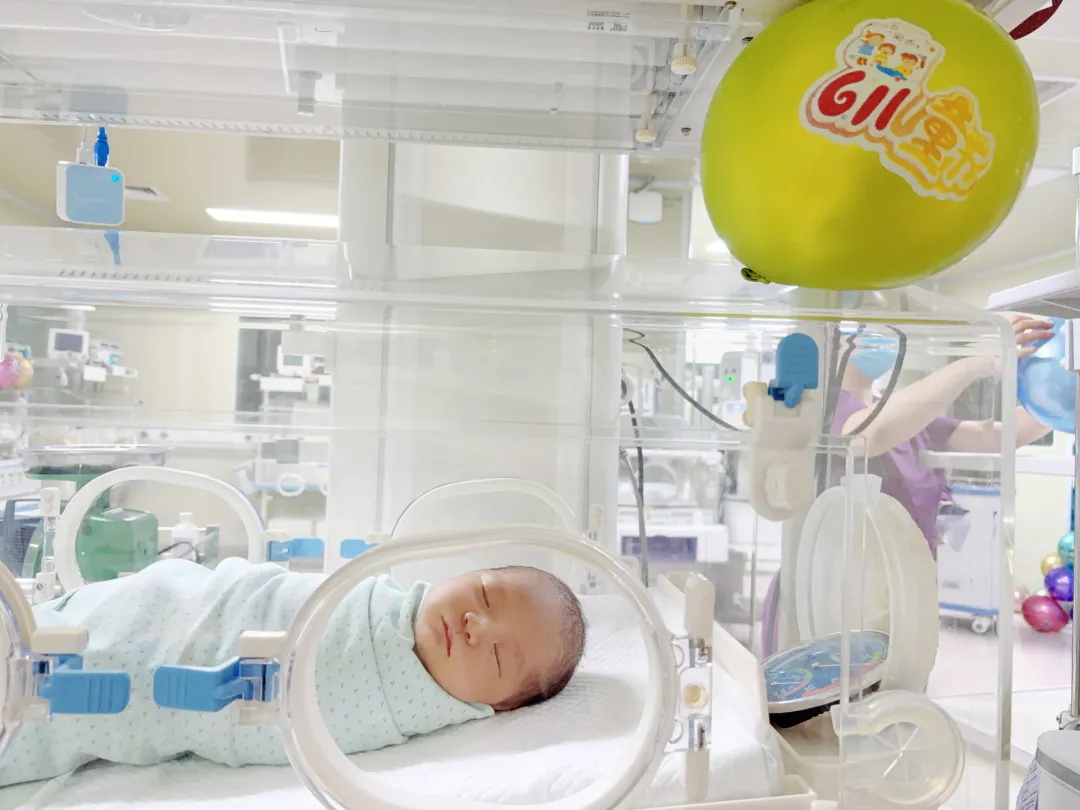 用爱搭建“生命桥梁”——新生儿科里的六一儿童节