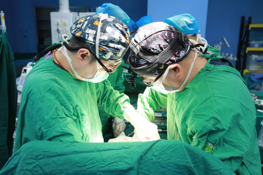 46岁人生却有一颗80岁心脏，桂林医生“搭桥+介入”杂交手术助其巧度难关