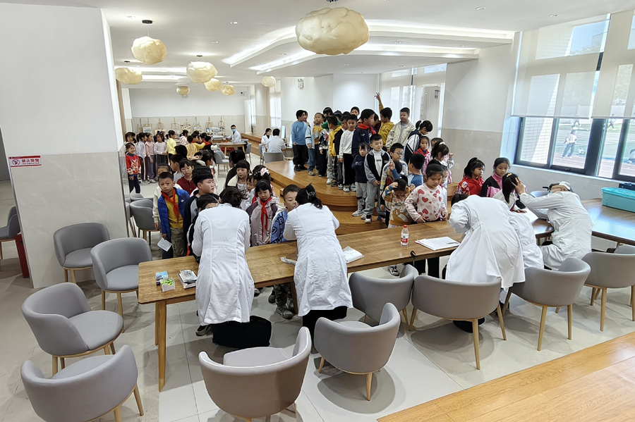 机关第六党支部联合五官科党支部开展“健康科普进校园”主题党日活动