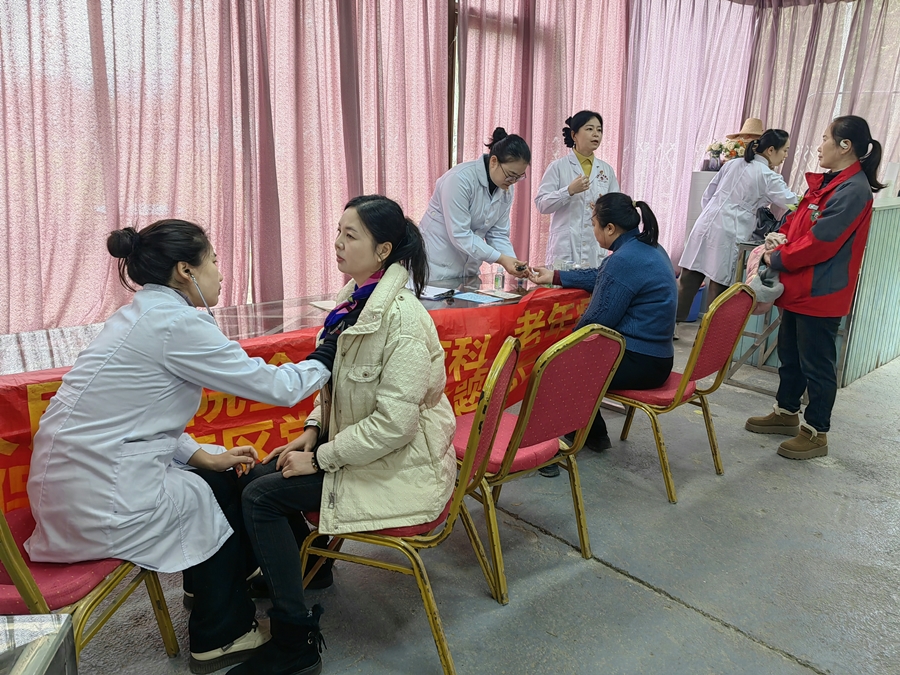 医疗保健病区开展“党建引领促健康 联建共建暖农庄”活动