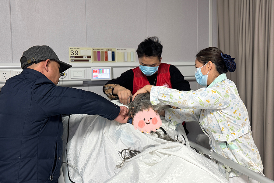 爱心义剪进病区 温情服务暖人心