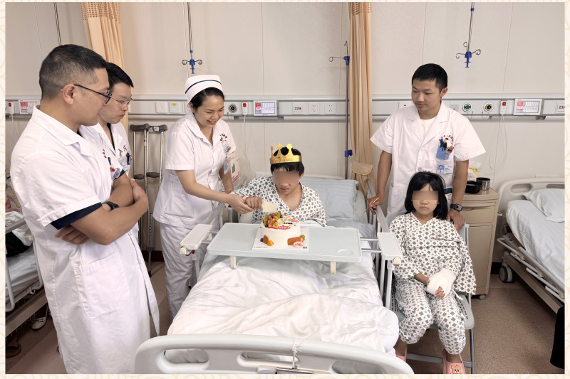 足踝外科及儿童骨科医务人员为多指暗形的兄妹俩过生日
