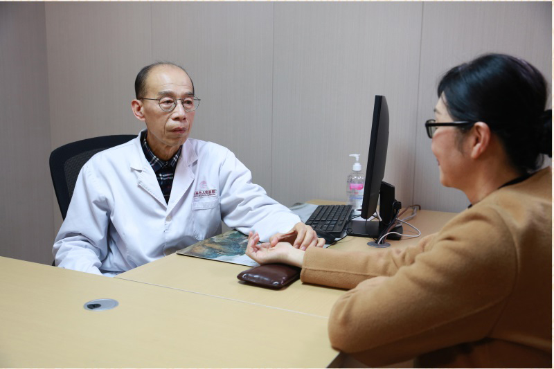名中医伍巴林为患者把脉问诊
