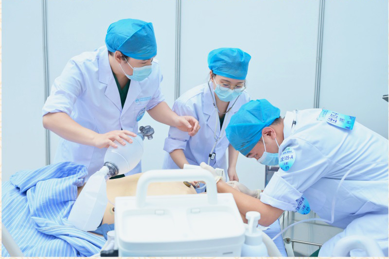 住培学员在临床技能大赛中展示风采